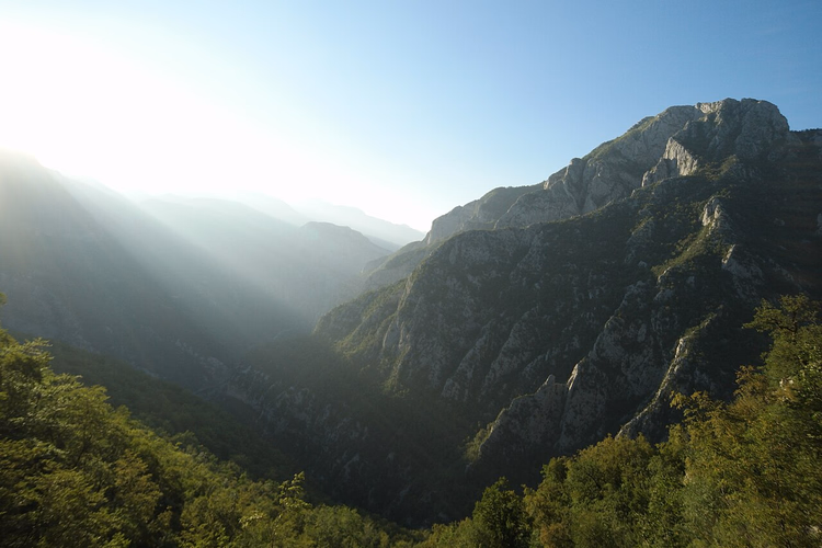 Rotsachtige hellingen van de Morača-kloof in het zonlicht