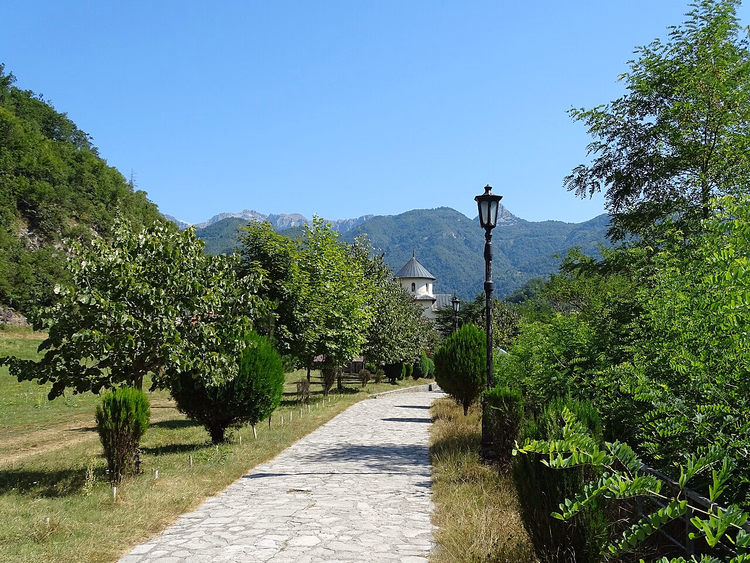 Stien til Morača-klosterets kirke blant fjell