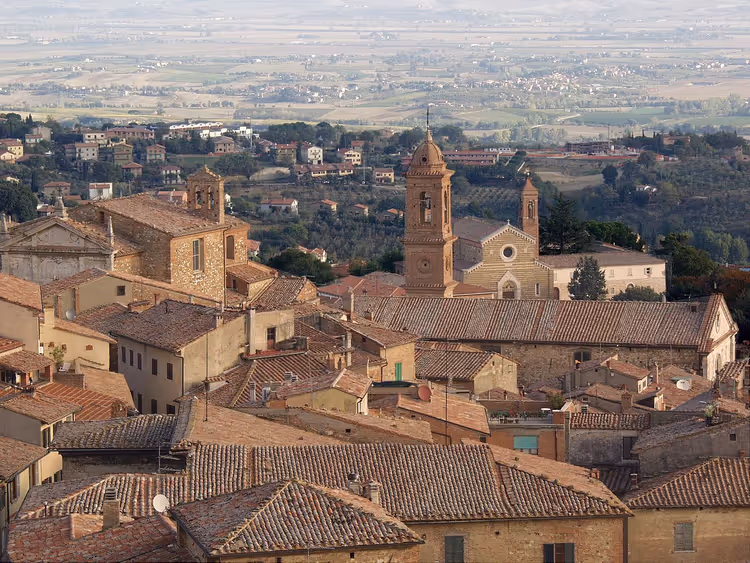 Bağlarla Montepulciano manzarası