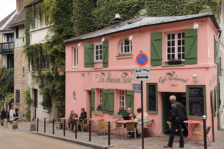 Розовый фасад La Maison Rose с террасой