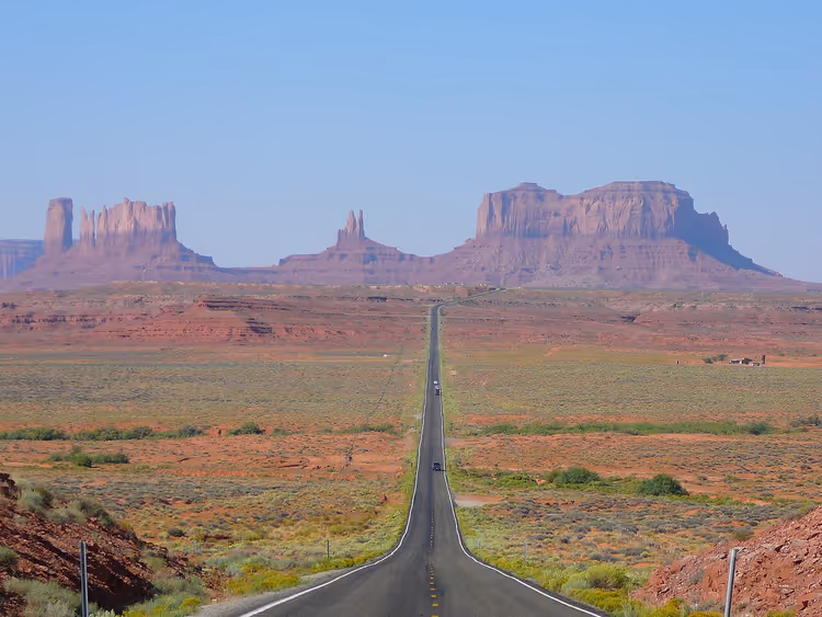 Wüstenstraße zu den Tafelbergen des Monument Valley