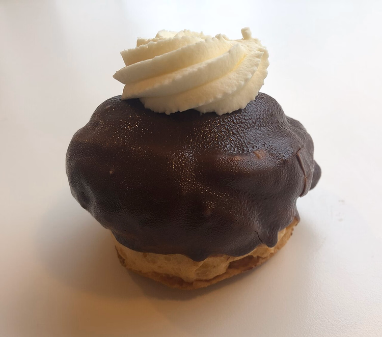 Moorkop mit Schokoladenglasur und Schlagsahne