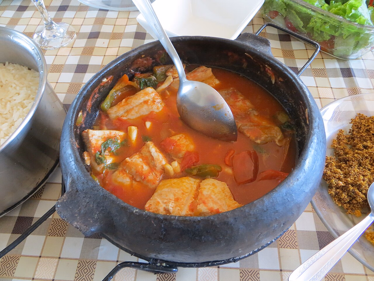 Kil tencerede pirinçli balık moqueca