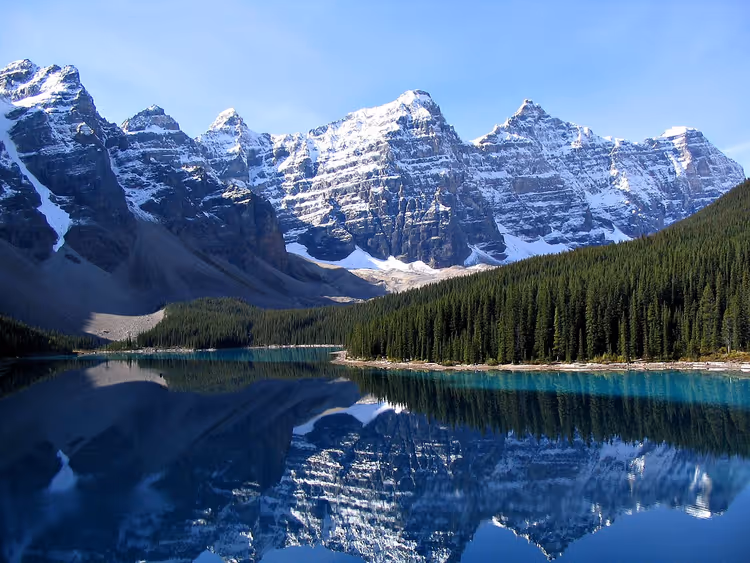 Moraine Lake og snødekte topper i Banff