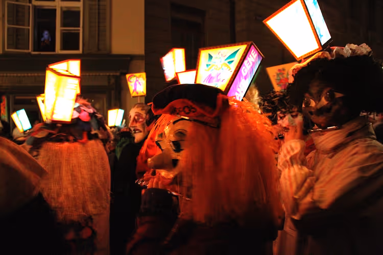 Basler Fasnacht mit Laternen bei Nacht