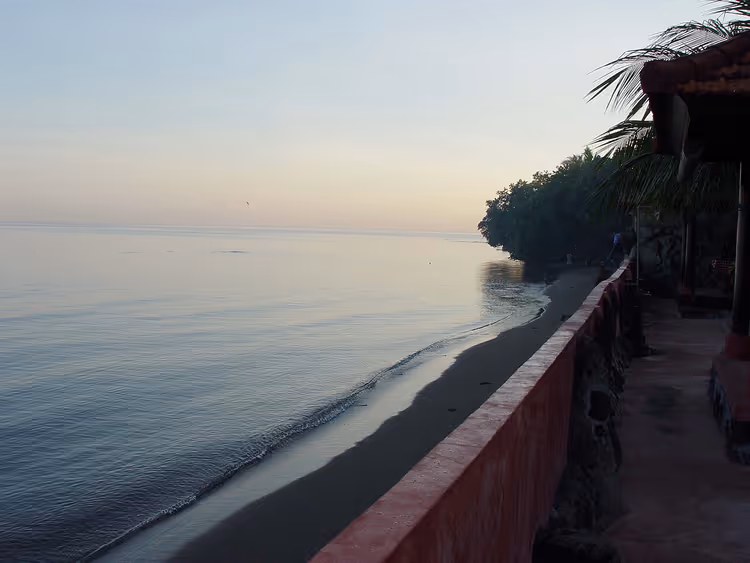 Zonsopgang aan de kust van Lovina met een kalme zee