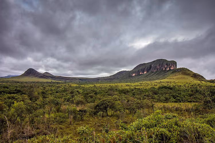 Plateau Morro da Baleia in Chapada dos Veadeiros onder de wolken