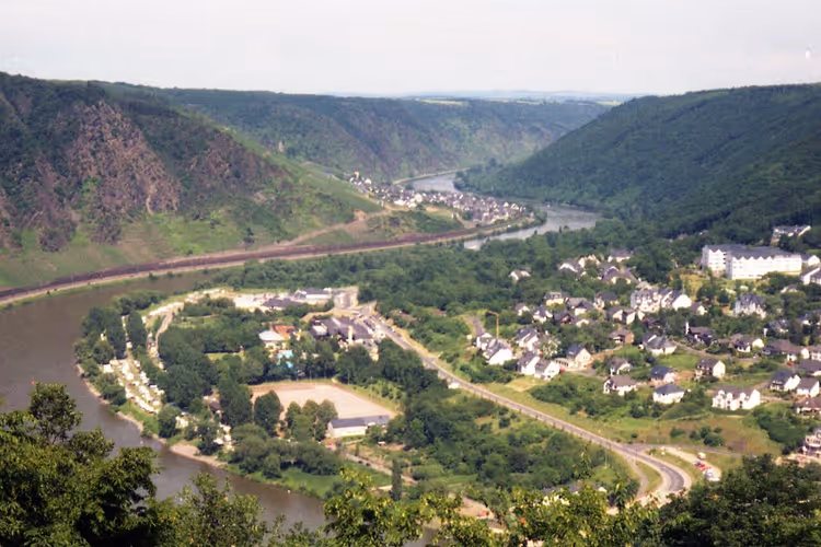 Die Mosel schlängelt sich durch grüne Hügel