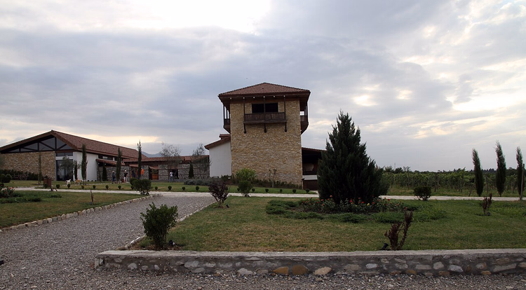 Torre di pietra e ingresso della cantina