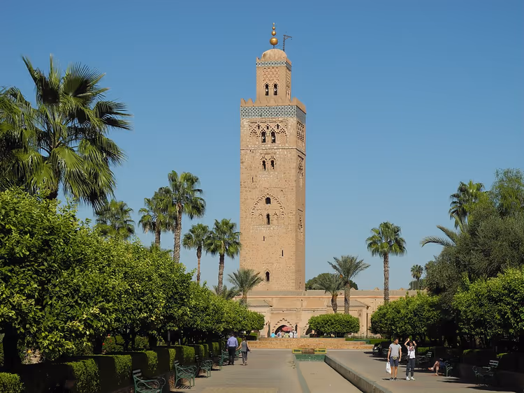 Minaret van de Koutoubia-moskee tussen de palmbomen van Marrakesh