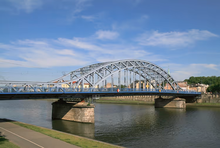 Pont en arc en acier bleu sur la rivière