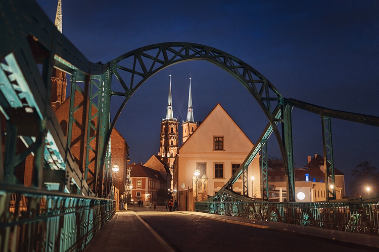 Tumski-Brücke bei Nacht mit Blick auf die Kathedrale