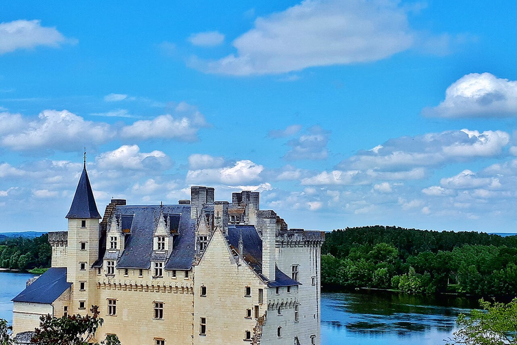 Castelo de Montsoreau nas margens do Loire no verão