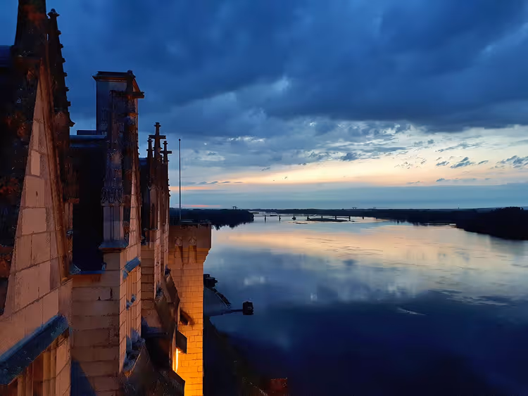 Замок Монсоро на реке Луаре в сумерках