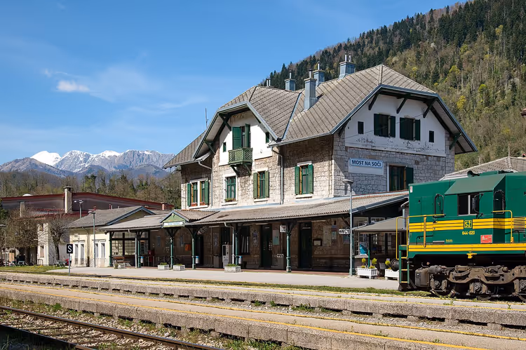 Most na Soči istasyon binası ve yeşil bir tren
