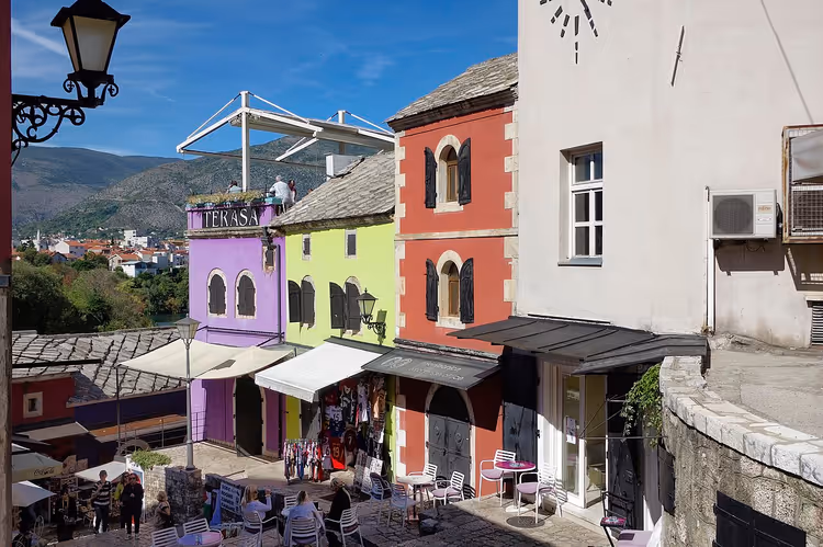 Bunte Häuser und Cafés am Kujundžiluk in Mostar