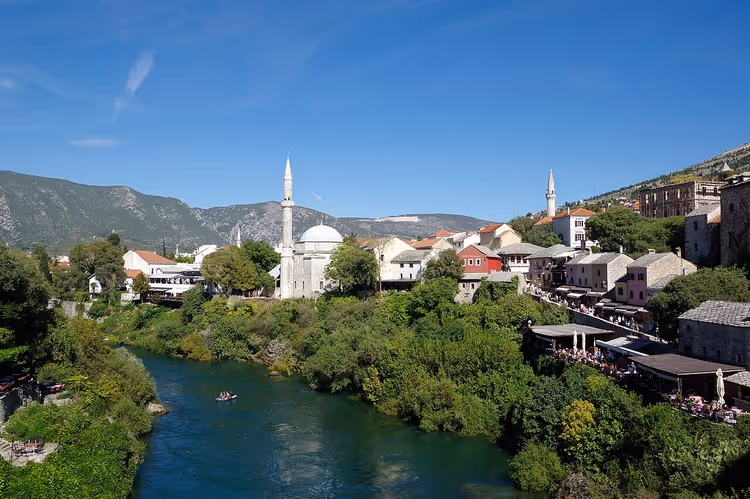 Panorama von Mostar mit der Neretva und einem Minarett