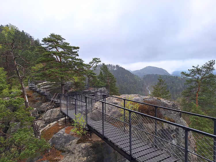 Metallstege auf den Felsen von Šaunštejn