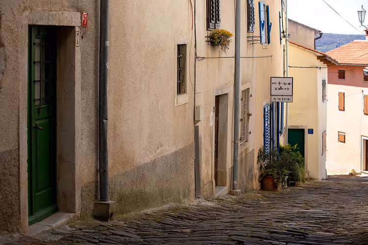 Kopfsteingepflasterte Gasse im alten Motovun mit Steinhäusern
