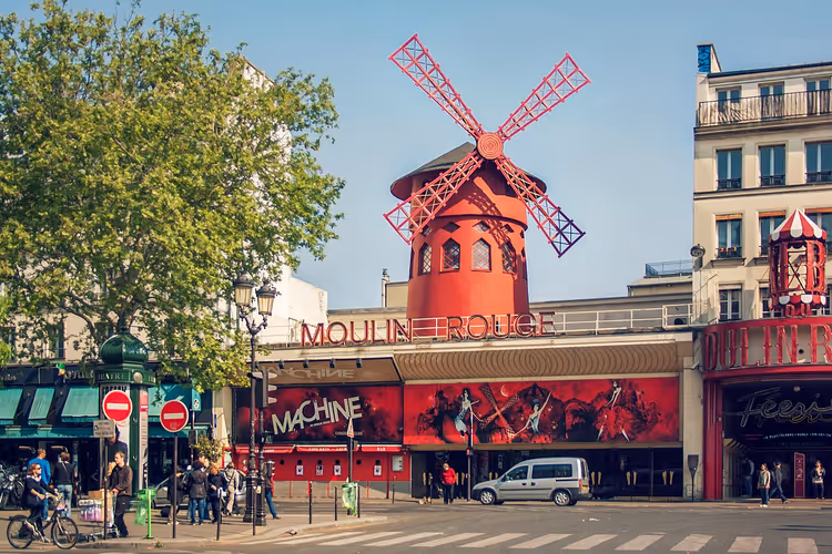 Rote Mühle des Moulin Rouge in Paris bei Tag