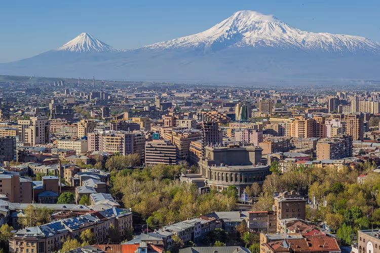 Panorama von Jerewan und dem schneebedeckten Berg Ararat