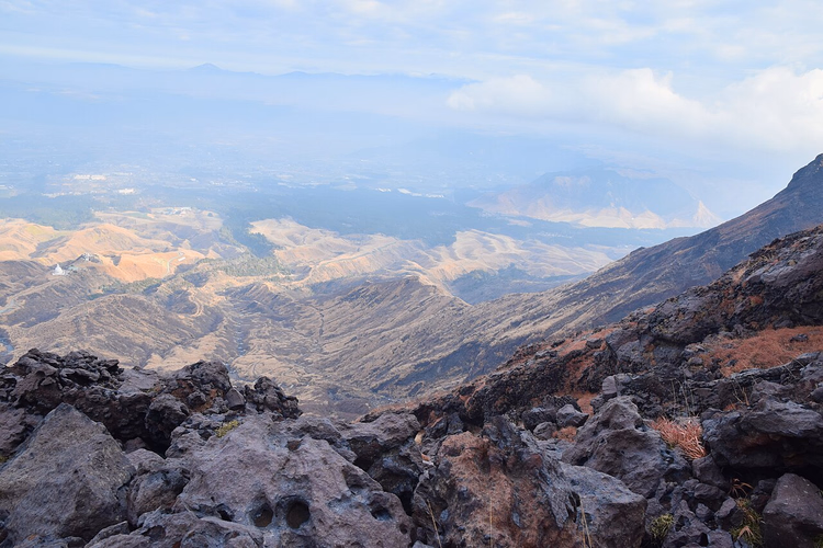 Felsiger Hang des Bergs Aso mit Blick auf die Caldera