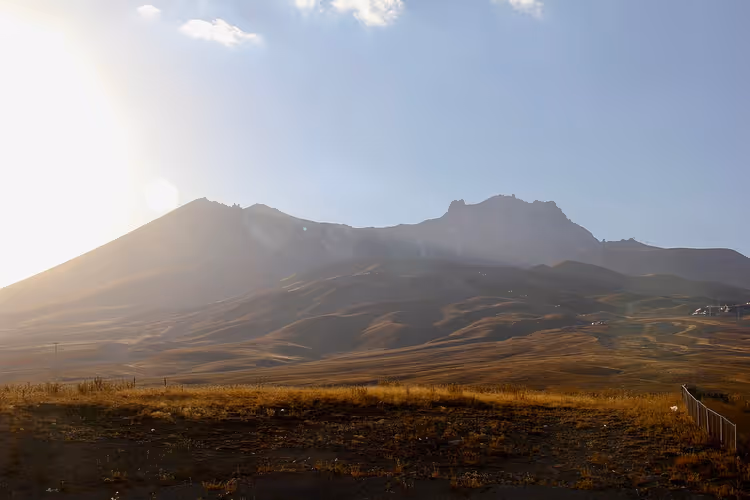 Monte Erciyes sob a luz do pôr do sol sobre a estepe