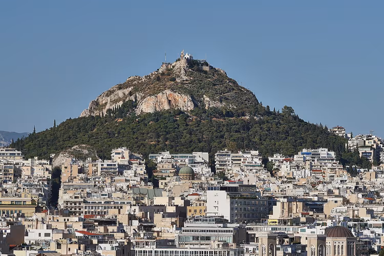 جبل ليكابيتوس مع الكنيسة فوق أثينا