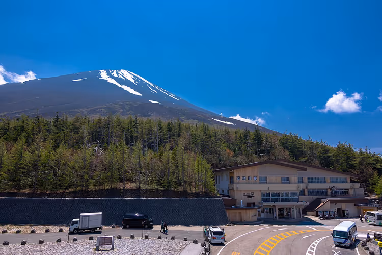 Beşinci İstasyon ve Fuji Dağı'nın karlı zirvesi