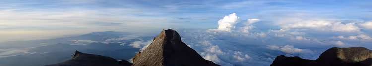 Monte Kinabalu all'alba sopra le nuvole
