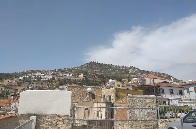 Uitzicht op Lefkara en de berg met antennes