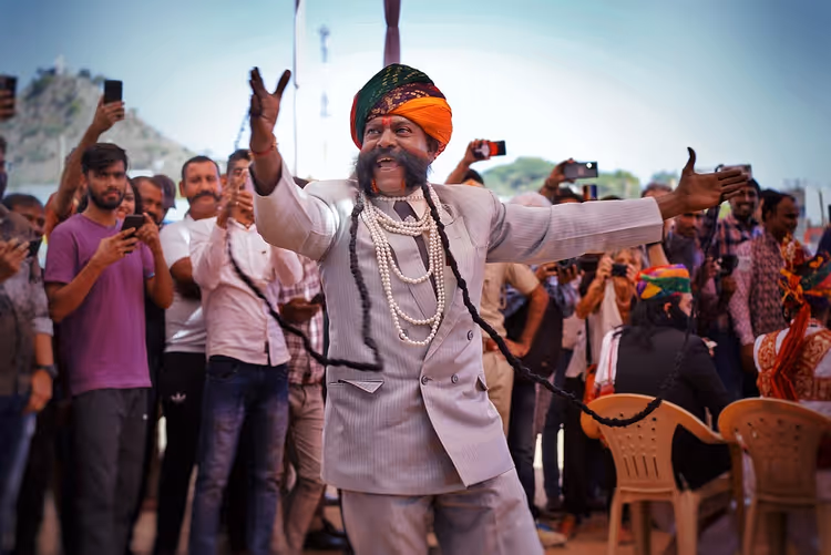 Mann mit Schnurrbart bei einem Wettbewerb in Pushkar