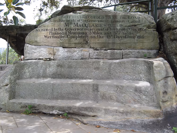 Steinbenk med inskripsjon om Macquarie Road