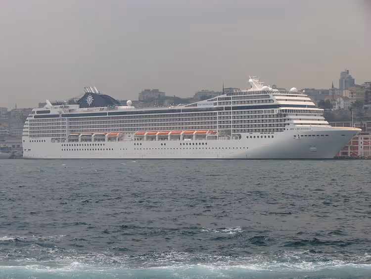 Круизный лайнер MSC Orchestra в море у города