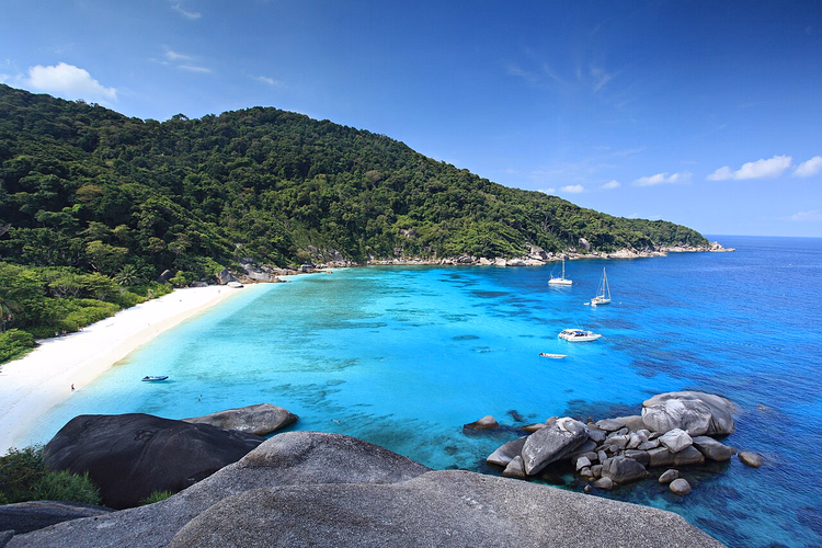 Bucht mit türkisfarbenem Wasser und Yachten auf den Similan-Inseln