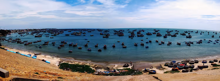 Panorama van de baai van Mui Ne met vissersboten