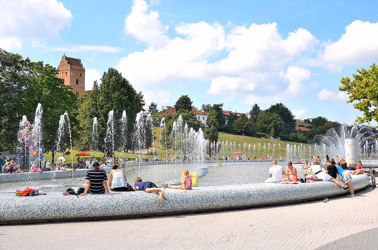 Fontener ved foten av gamlebyen en sommerdag