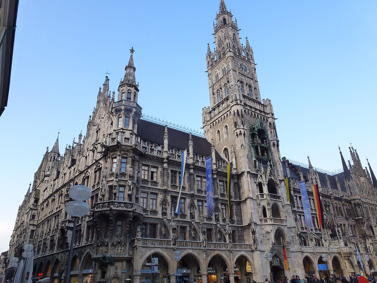 Münih'te Marienplatz'taki Yeni Belediye Binası
