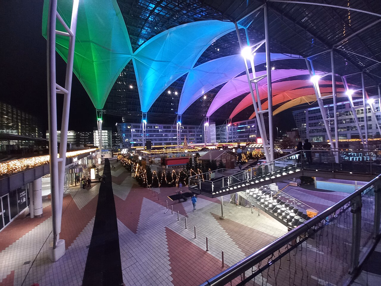 Chalets de Noël sous le auvent coloré du MAC Forum