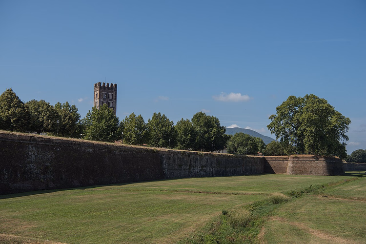 Murene i Lucca med bastion og tårn