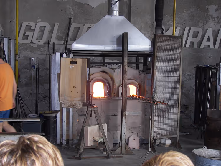 Glasblaasoven in een werkplaats op Murano
