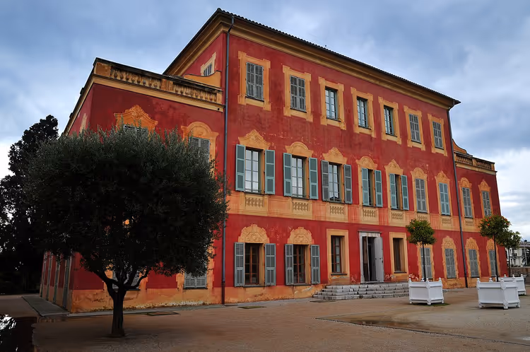 Den røde fasaden til Matisse-museet i Nice