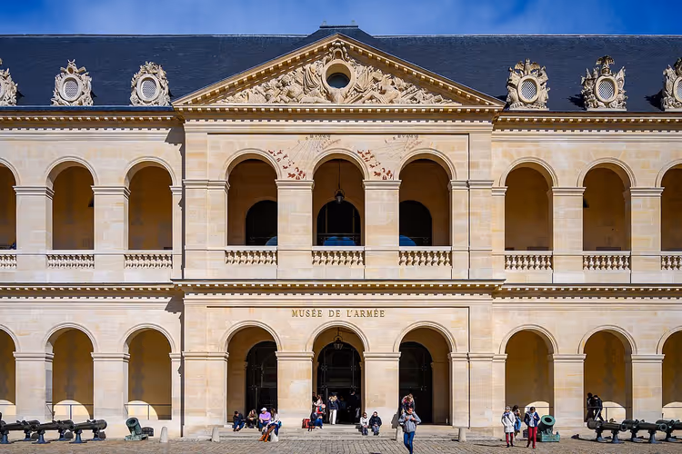 Paris'teki Musée de l'Armée'nin yazılı cephesi