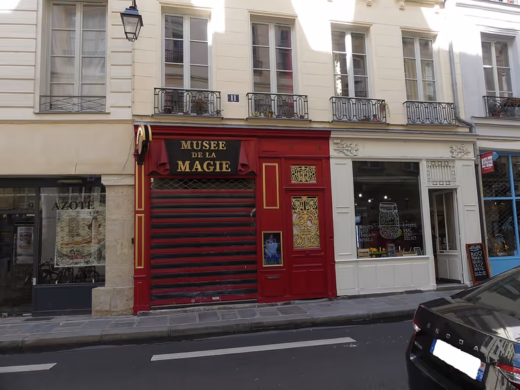 Paris'teki Sihir Müzesi'nin kırmızı cephesi
