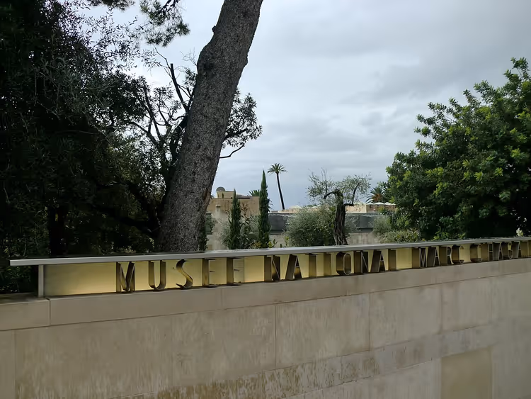 Skiltet til Marc Chagall-museet på en steinmur