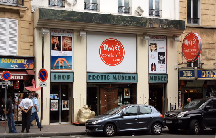 Tabelaları ve vitrinleriyle Paris Erotizm Müzesi'nin cephesi