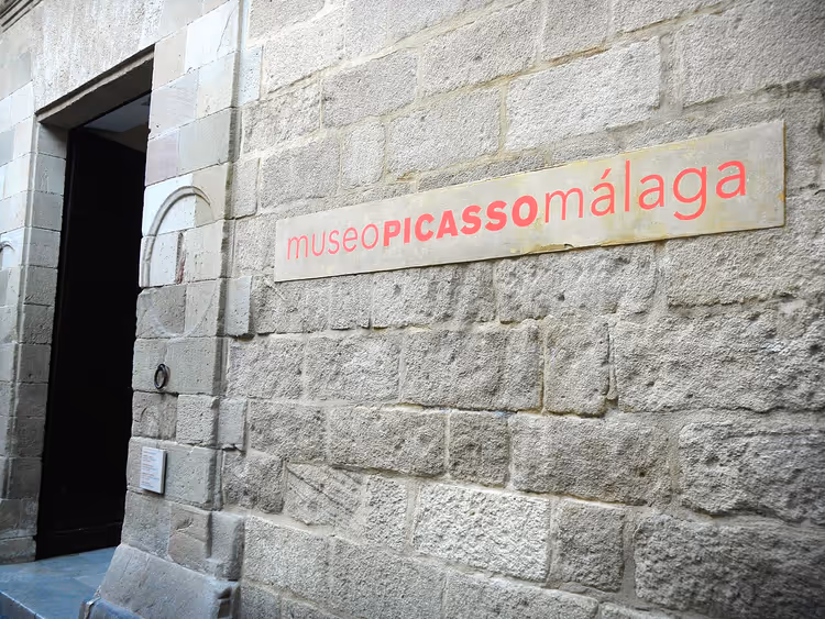 Picasso-museets skilt på en steinmur ved inngangen