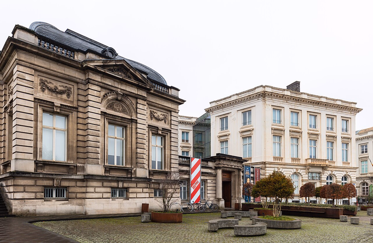 Binnenplaats en gevels van het BELvue Museum overdag