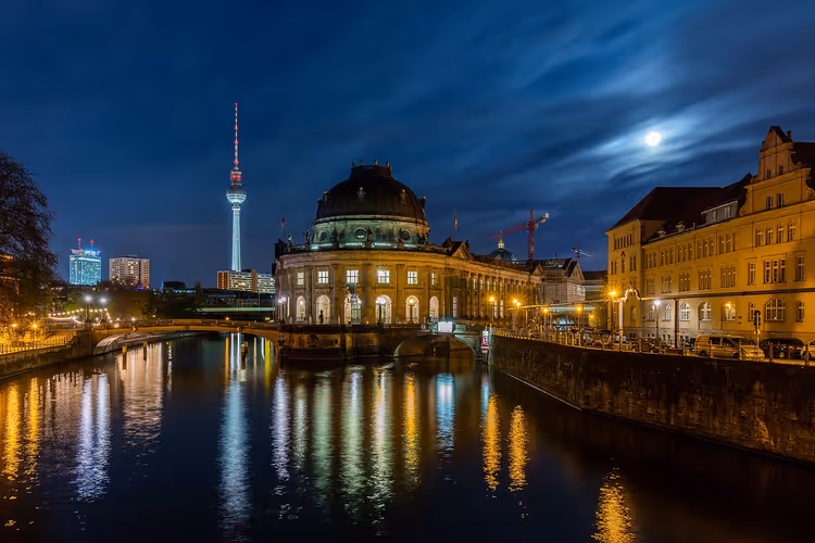Het Bodemuseum bij nacht op het Museumsinsel, Berlijn