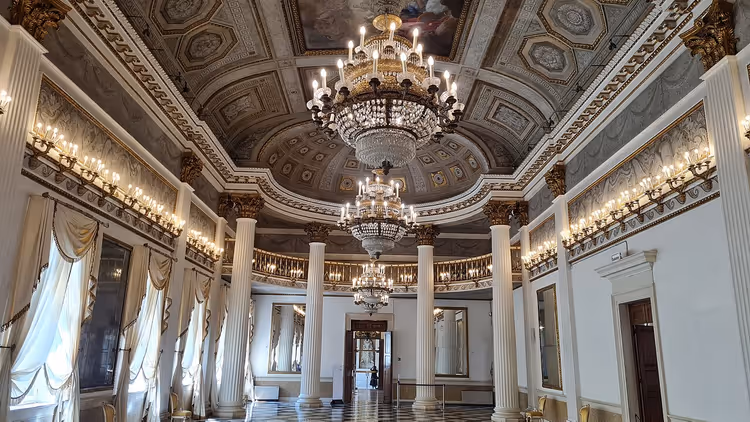 Ballsaal des Museo Correr mit Kristalllüstern